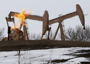 Oil prices sink on surprise US inventory build; Middle East peace talks eyed By Investing.com