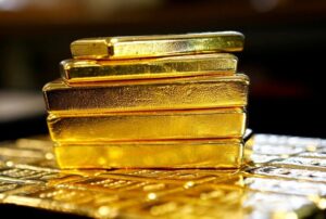 Gold prices trim some weekly gains on tempered rate cut hopes By Investing.com