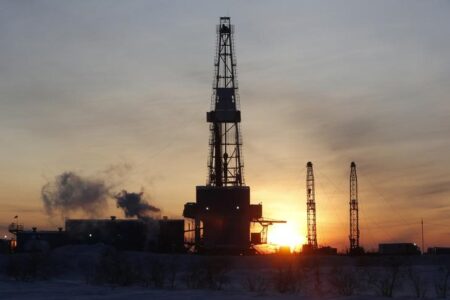 Crude oil edges higher on raised Ukraine/Russia tensions By Investing.com