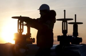 Oil prices to stay lower through 2025 amid global oversupply risk: Wells Fargo By Investing.com