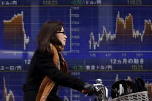 Asian stocks turn higher in choppy trade, growth concerns persist By Investing.com