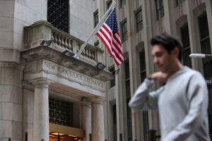 S&P500 in record close as weaker data stoke rate-cut bets By Investing.com