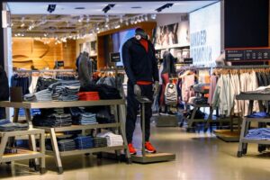 Under Armour outlines turnaround strategy amid challenges By Investing.com