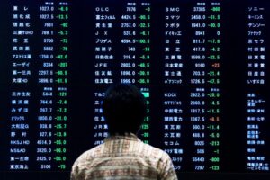 Asian stocks edge higher on some rate cut cheer, yen strength weighs By Investing.com