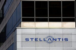 Stellantis and Aston Martin shares tumble after carmakers issue profit warnings By Investing.com