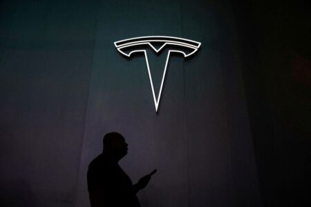 Tesla, Salesforce dip as market cap stock movers shuffle on Thursday By Investing.com