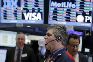 S&P 500 closes at record high as jobs data stoke Fed-cut bets By Investing.com