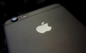 UBS casts doubt on Apple’s FY25 iPhone ‘super-cycle’ By Investing.com