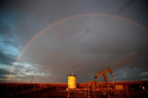 US shale companies produce more crude using fewer rigs By Reuters