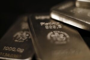 UBS targets platinum price of USD 1,100/oz by mid-2025 By Investing.com