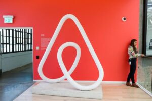 Airbnb stock tumbles 16% as consumer headwinds weigh on travel demand By Investing.com