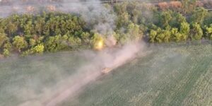 Dramatic video shows Ukraine evacuating troops with a US-made Bradley fighting vehicle