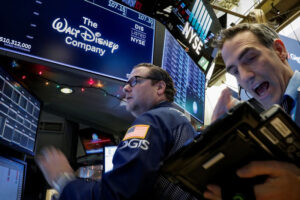 Disney, DirecTV battle to reshape TV bundling By Reuters