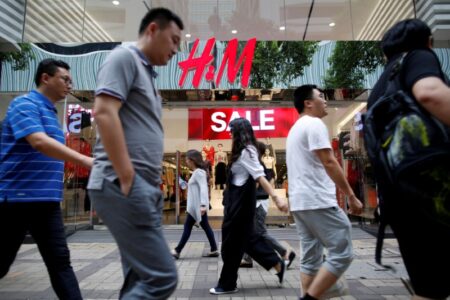 H&M shares fall as gross profit falls amid rising costs, weaker sales By Investing.com