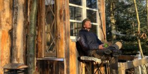 Sick of the 9-to-5 grind, he ditched the city to live in a tiny house in the woods. Now, he says he can get by on 0 a month.