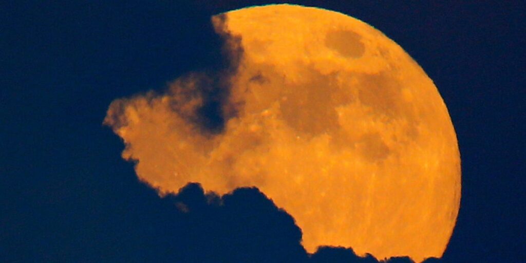 The 2024 harvest moon is the 2nd supermoon and last lunar eclipse this year. Here’s the best time to see it when it rises Tuesday.