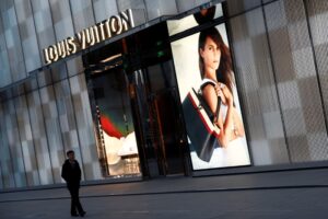 What are the key investor debates surrounding the luxury sector? By Investing.com