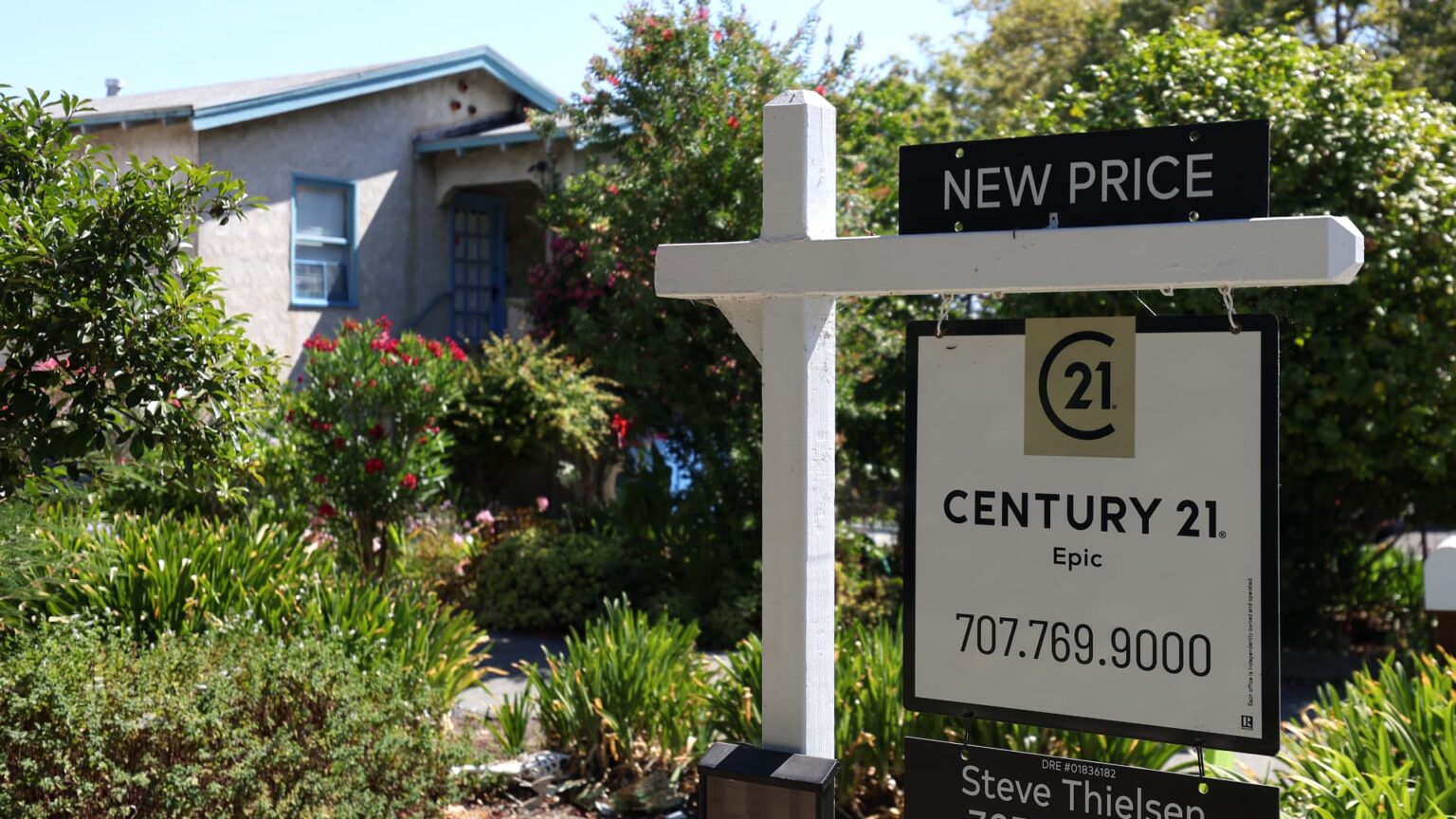 Weekly mortgage demand tanks 17%, after interest rates hit the highest level since August