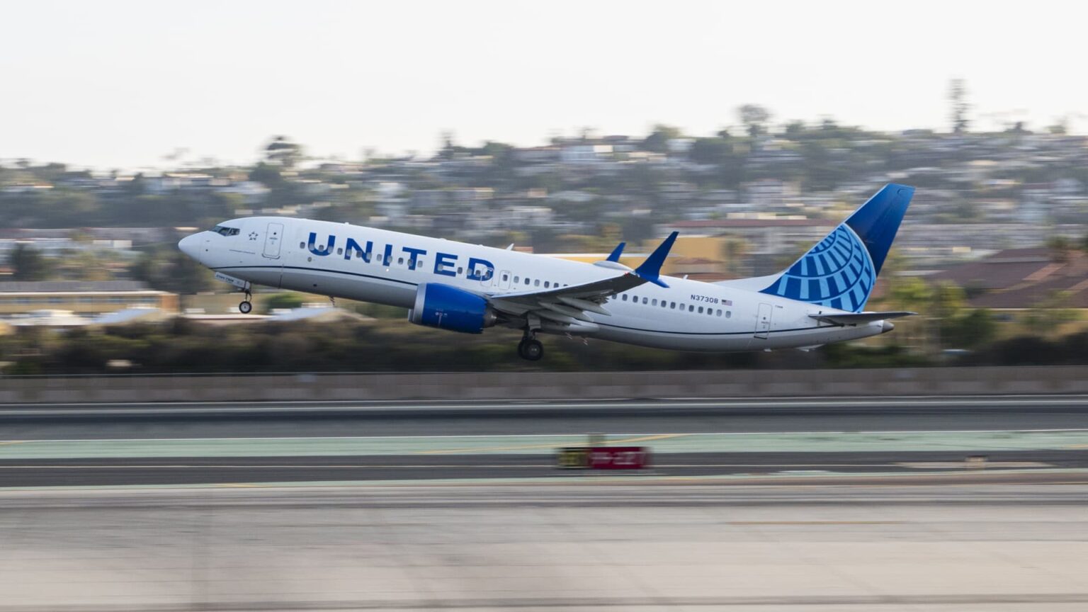 United Airlines plans .5 billion share buyback, forecasts fourth-quarter earnings above estimates