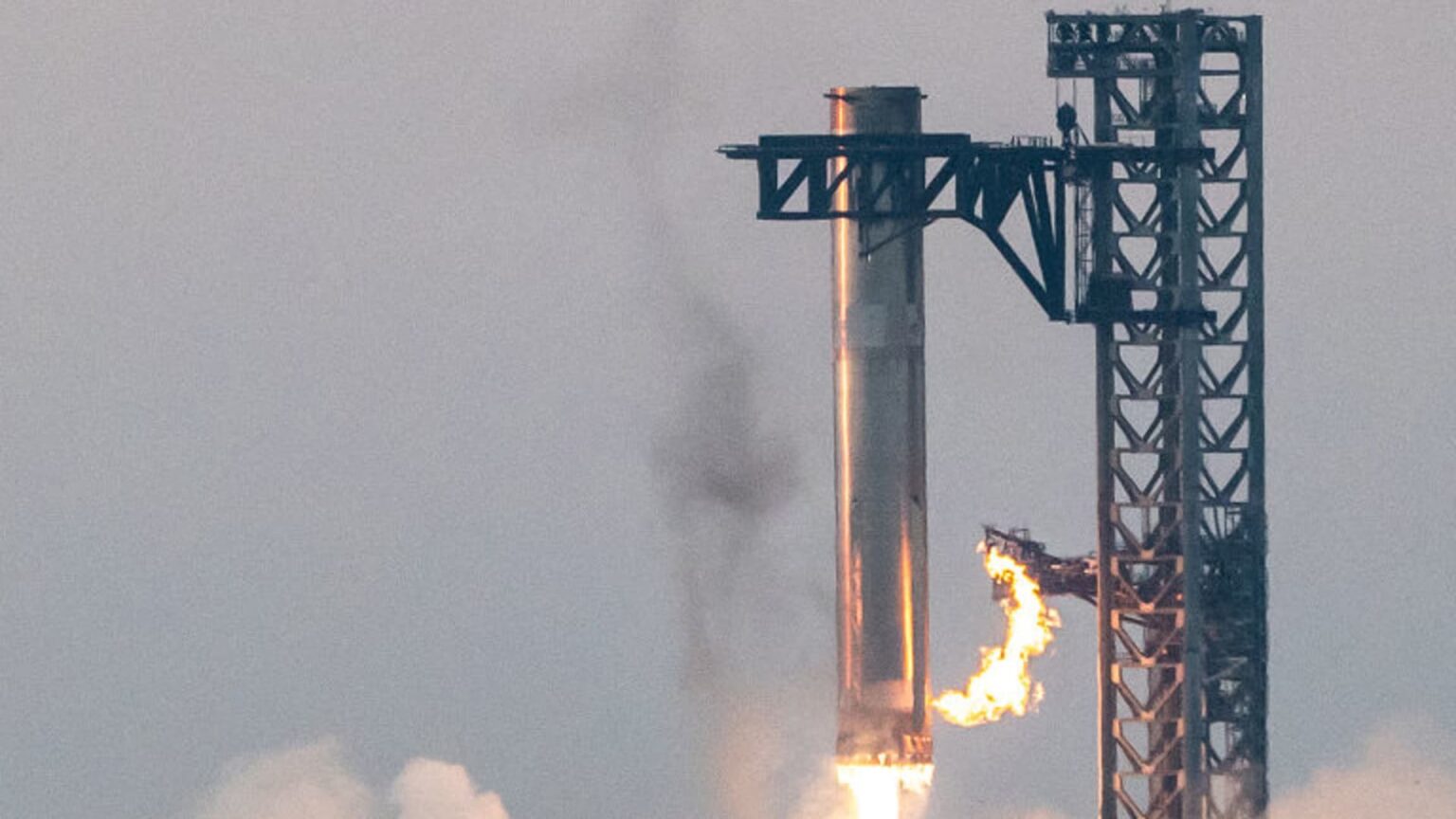 SpaceX’s Starship rocket completes fifth test flight, lands booster in dramatic catch