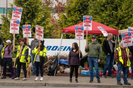 Boeing Mulls B Stock Sale To Shore Up Finances