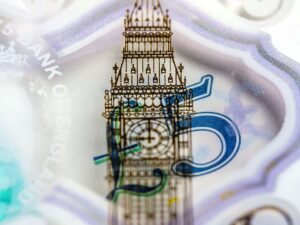 Pound Falls Below .30 as Market Bets on Faster BOE Rate Cuts