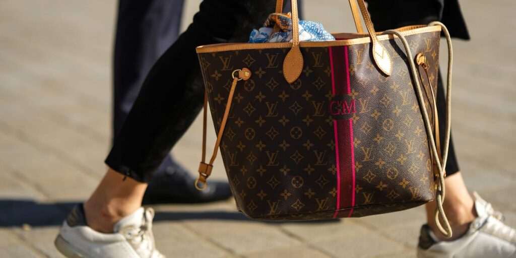 5 telltale signs of a fake luxury handbag, according to a vintage goods expert with 20 years of experience