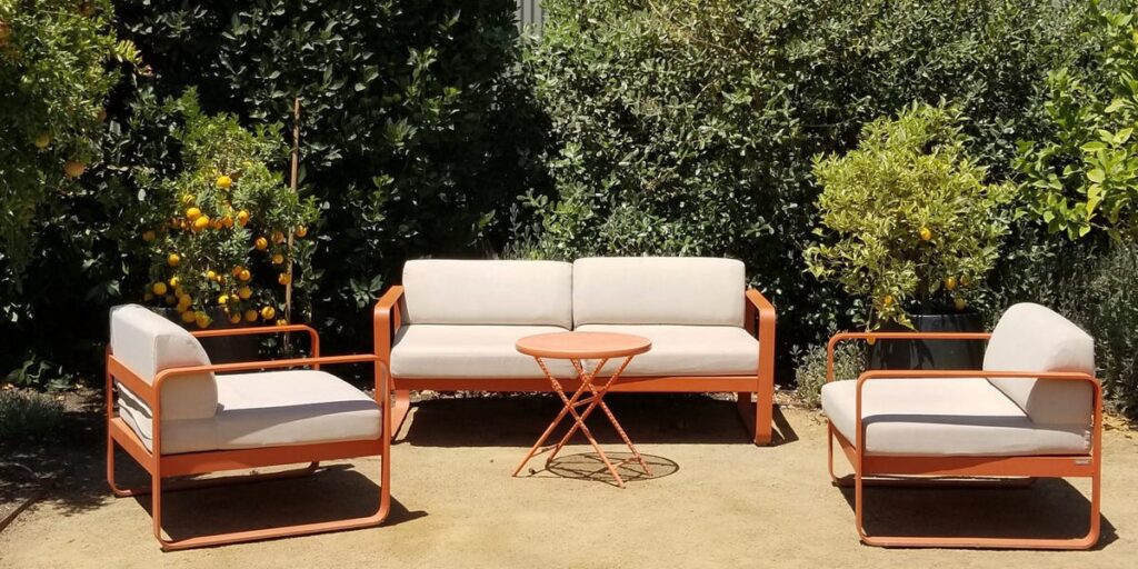 5 backyard trends that are in right now and 3 that are out, according to gardeners and designers