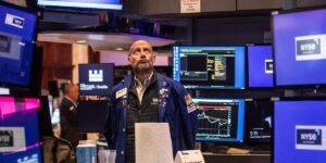 Stock Market Today: Indexes Trade Mixed Amid Bank Earnings, Oil Sinks