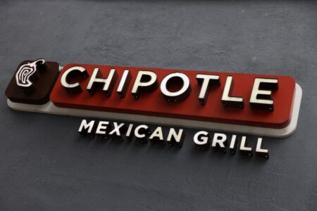 Chipotle third-quarter comparable sales miss estimates, sending shares lower By Investing.com