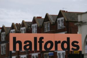 Halfords shares edge higher after in-line H1 trading update By Investing.com