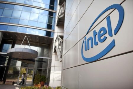 Intel forecasts fourth-quarter revenue above estimates, shares surge By Reuters