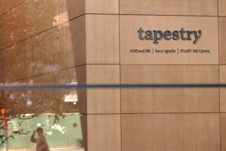 Tapestry shares down as TD Cowen downgrades to ‘hold’ on growth risks By Investing.com