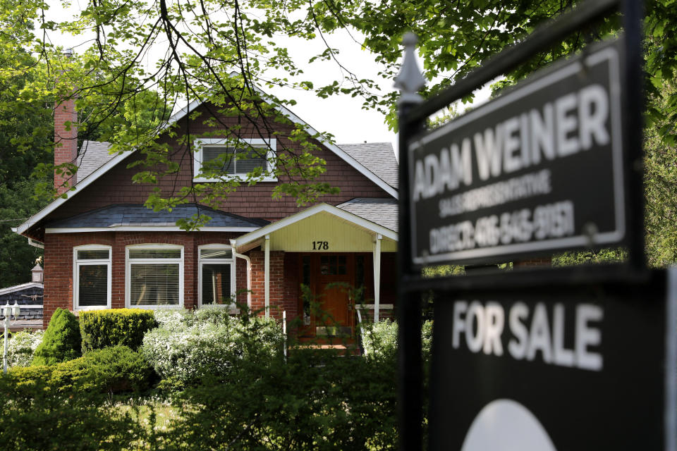 FILE PHOTO: A realtor's sign stands outside a house for sale in Toronto, Ontario, Canada May 20, 2021.  REUTERS/Chris Helgren/File Photo