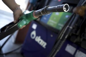 Oil prices muted after mixed US inventory data; more demand cues awaited By Investing.com