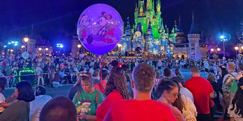 Disappointing photos show what it’s really like to visit Disney World around the holidays